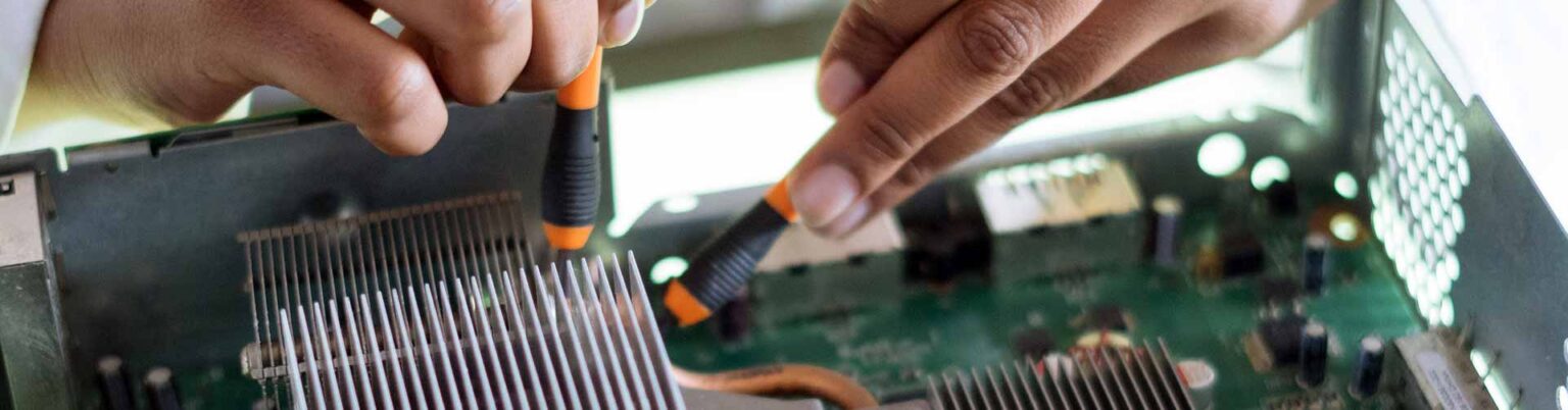 Técnico reparando una impresora Epson